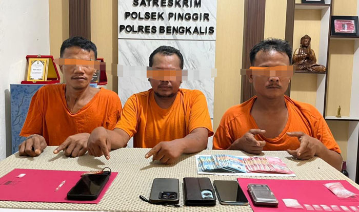 Tiga pelaku pengedar narkotika diamankan bersama barang bukti sabu dan BB lainnya di Polsek Pinggir, Jumat (27/3/2026).