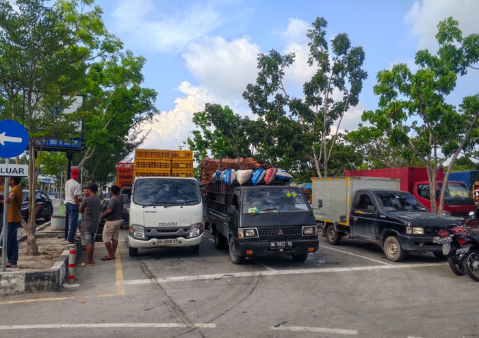 Kendaraan roda empat yang antre sesuai jadwal keberangkatan sudah hadir satu jam sebelum keberangkatan di dermaga Roro Air Putih Bengkalis.