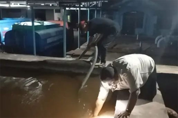 Direktur Utama Perumda Tirta Terubuk Bengkalis Abel Iqbal sedang melakukan pengecekan air yang sudah diolah, Jumat (27/3/2026) malam.  