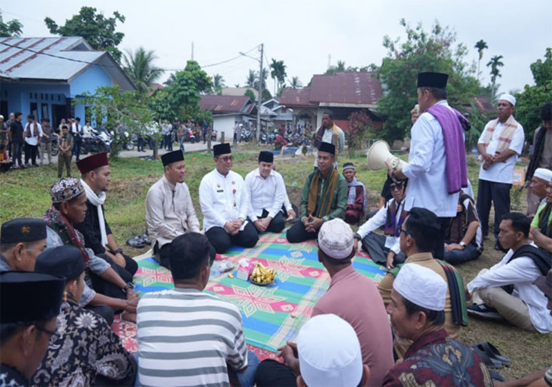 Bupati Ahmad Yuzar bersama Sekdaprov Riau Syahrial Abdi dan Wako Pekanbaru Agung Nugroho mengikuti tradisi ziarah kubur dalam rangka Ayo Onam di Kecamatan Bangkinang, Sabtu (28/3/2026)
