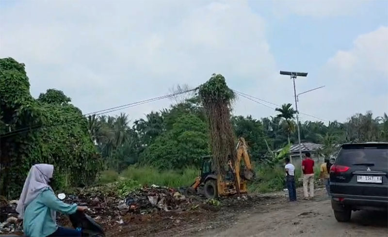 DLH Kuansing kerahkan beckoloader membersihkan sampah liar di Jalan Mangga-Pasar Taluk Tobek Panjang, Sabtu (28/3/2026).