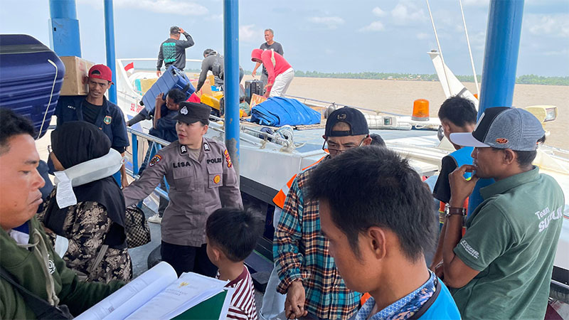 Aktivitas penumpang berangkat tujuan Kepulauan Riau terlihat ramai di Pelabuhan Pelindo Tembilahan, Sabtu (28/3/2026).