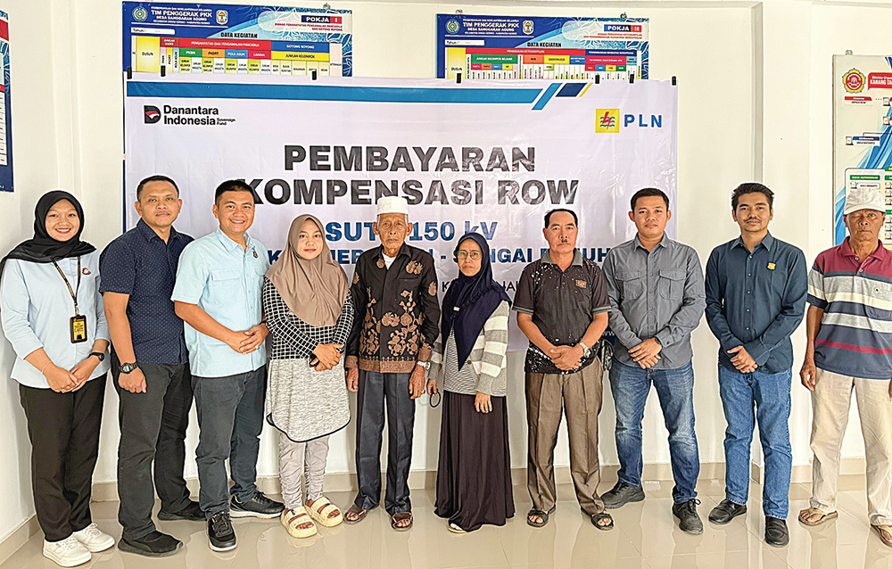 Kepala Desa Sanggaran Agung Haidirwanto foto bersama Jaksa Pengacara Negara Plt Kasi Datun Yupran Susanto SH MH dan Team Leader Perizinan dan Pertanahan UPP Sumbagteng 3 Moh Ainun Hanafi di Desa Sanggaran Agung, Kota Sungai Penuh, Provinsi Jambi, baru-bar