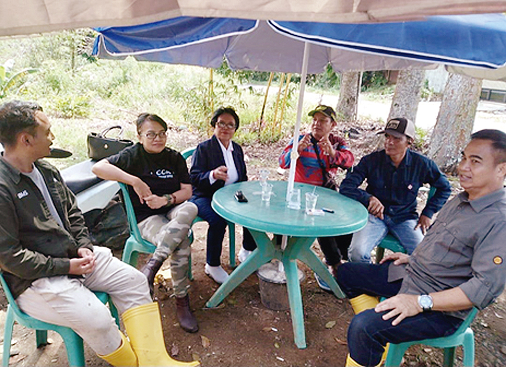 Team Leader Perizinan dan Pertanahan UPP Sumbagteng 3, Moh Ainun Hanafi dan tim berbincang dengan warga pemilik lahan yang terdampak di sepanjang jalur right of way (ROW) pembangunan Saluran Udara Tegangan Tinggi (SUTT) 150 kV jalur Bangko-Merangin-Sungai