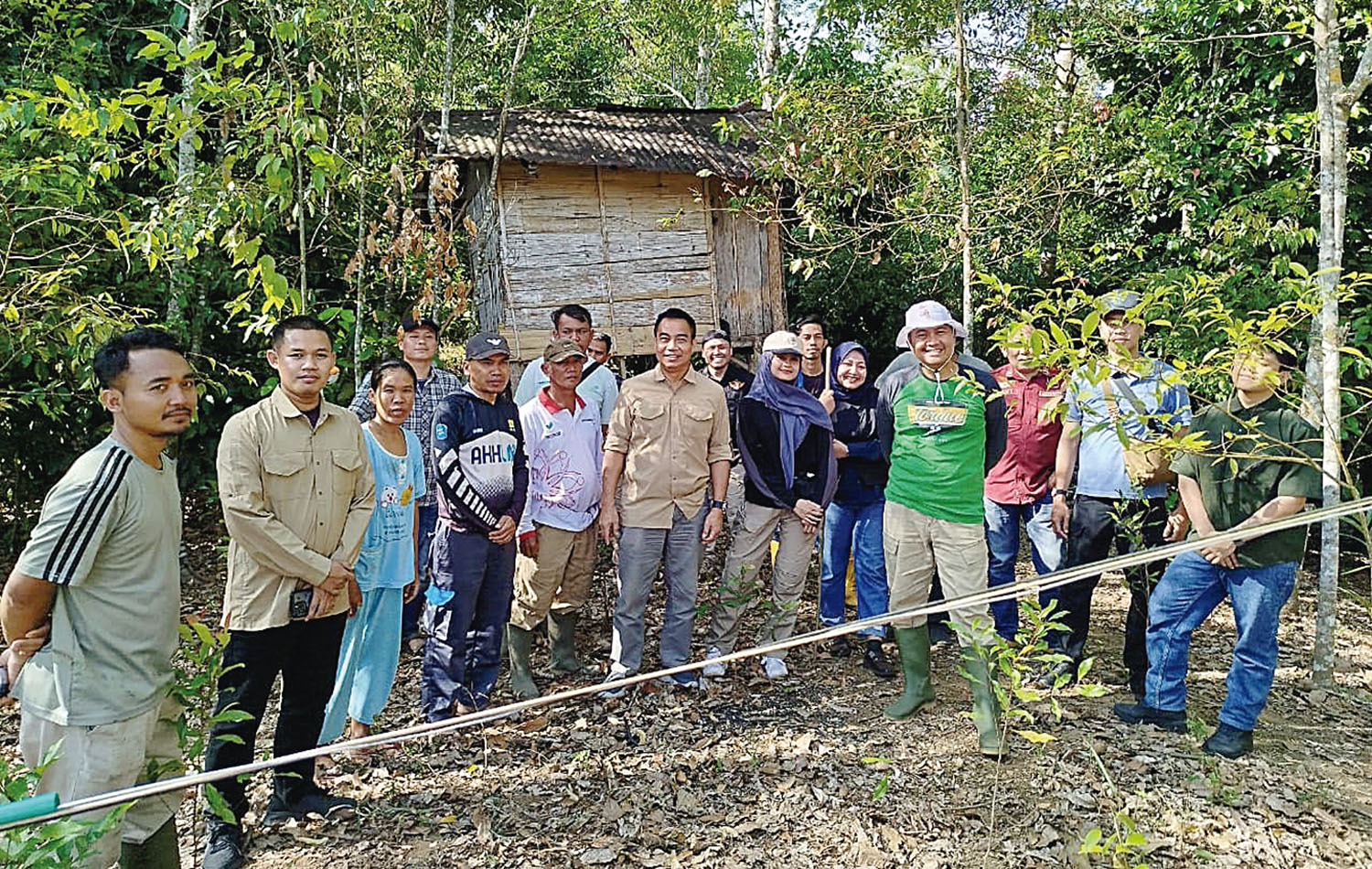 Tim Datun Kejaksaan Negeri Sungai Penuh dipimpin Plt Kasi Datun Yupran Susanto SH MH berfoto bersama dengan Team Leader Perizinan dan Pertanahan UPP SBT 3 Moh Ainun Hanafi dan jajaran, beberapa waktu lalu.