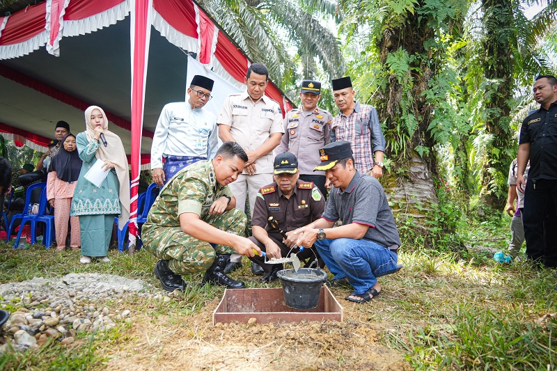 Dandim Inhu-Kuansing Letkol Arh Bangun Bara Kurniawan Prabowo, Kajari Kuansing Harun Sunadi dan Wakil Bupati Kuansing H Muklisin melakukan groundbreaking pembangunan jembatan Garuda di Desa Sukaraja.