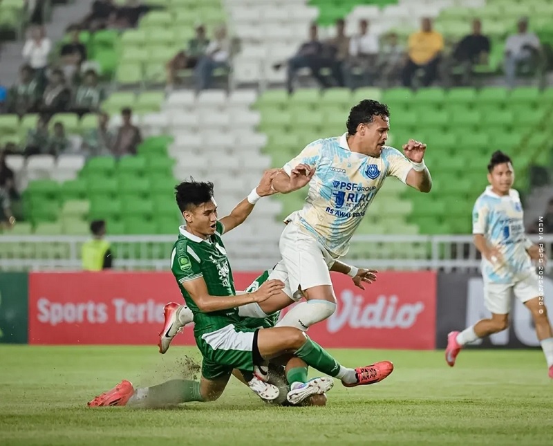 Pemain PSPS Pekanbaru Antonio Gamaroni (jersey putih) saat berduel dengan pemain PSMS Medan di Stadion Utama Sumatera Utara, Sabtu (28/3/2026) malam. 