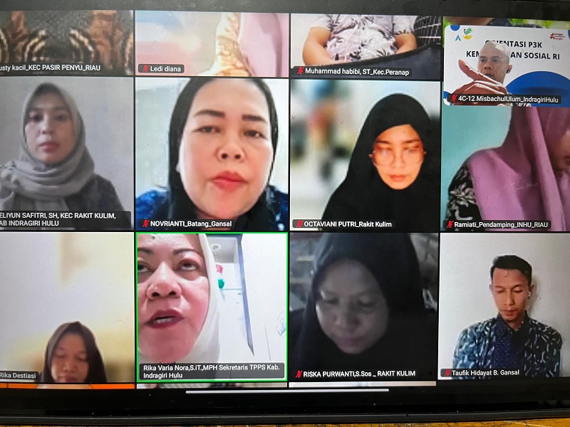  Kadinsos Inhu, Rika Varia Nora saat memberikan arahan kepada petugas pendamping SDM PKH pada pelatihan secara daring, Sabtu (28/3/2026).  