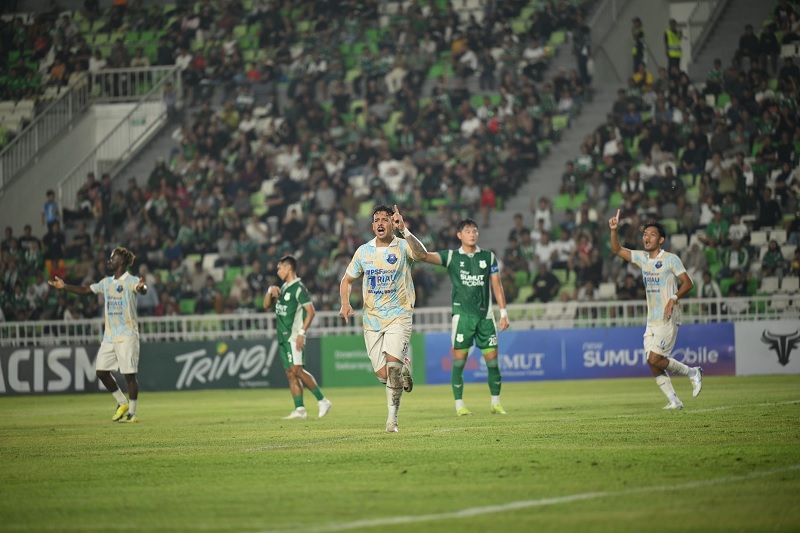 Pemain PSPS Pekanbaru Antonio Gamaroni melakukan selebrasi usai menjebol gawang PSMS Medan di Stadion Utama Sumatera Utara, Sabtu (28/3/2026) malam. 
