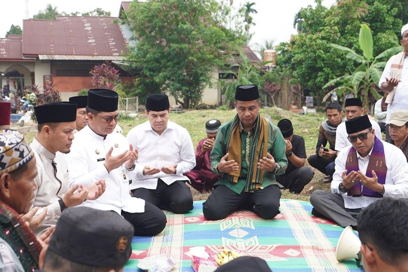  Sekdaprov riau Syahrial abdi saat mengikuti kegiatan hari raya enam di Kampar, Sabtu (28/3/2026).