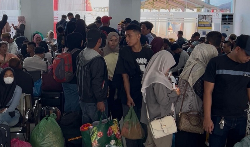 Aktivitas arus penumpang di Pelabuhan Tanjung Harapan Kepulauan Meranti.