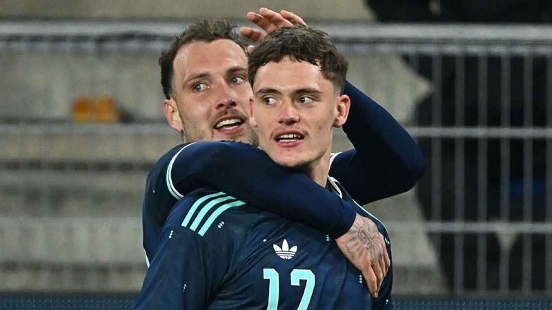 Florian Wirtz merayakan salah satu dari dua golnya untuk Jerman dalam kemenangan atas Swiss. 