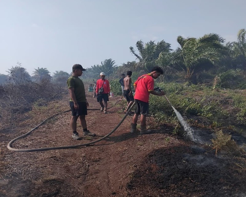 Petugas gabungan masih berjibaku melakukan pendinginan api karhutla di Desa Sukarjo Mesim, Kecamatan Rupat, Bengkalis, Jumat (27/3/2026)