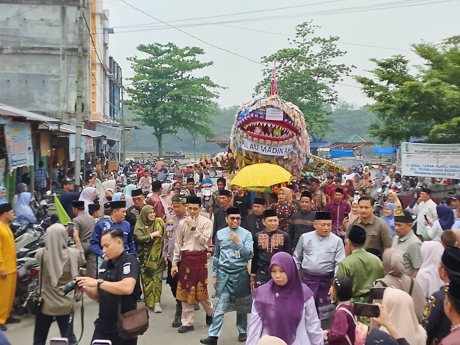 sisampek raksasa yang dibawa masyarakat menuju rumah godang
