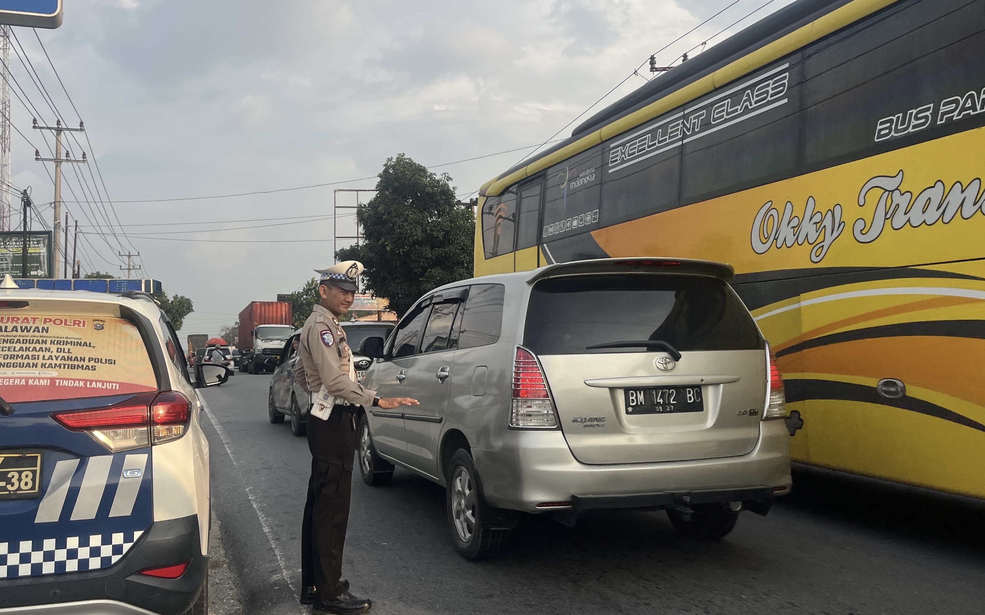 Kondisi arus lalu lintas kendaraan yang mengalami peningkatan 40 persen di Jalintim Kecamatan Ukui, Pelalawan, Riau pada puncak arus balik, Ahad (29/3/2026).
