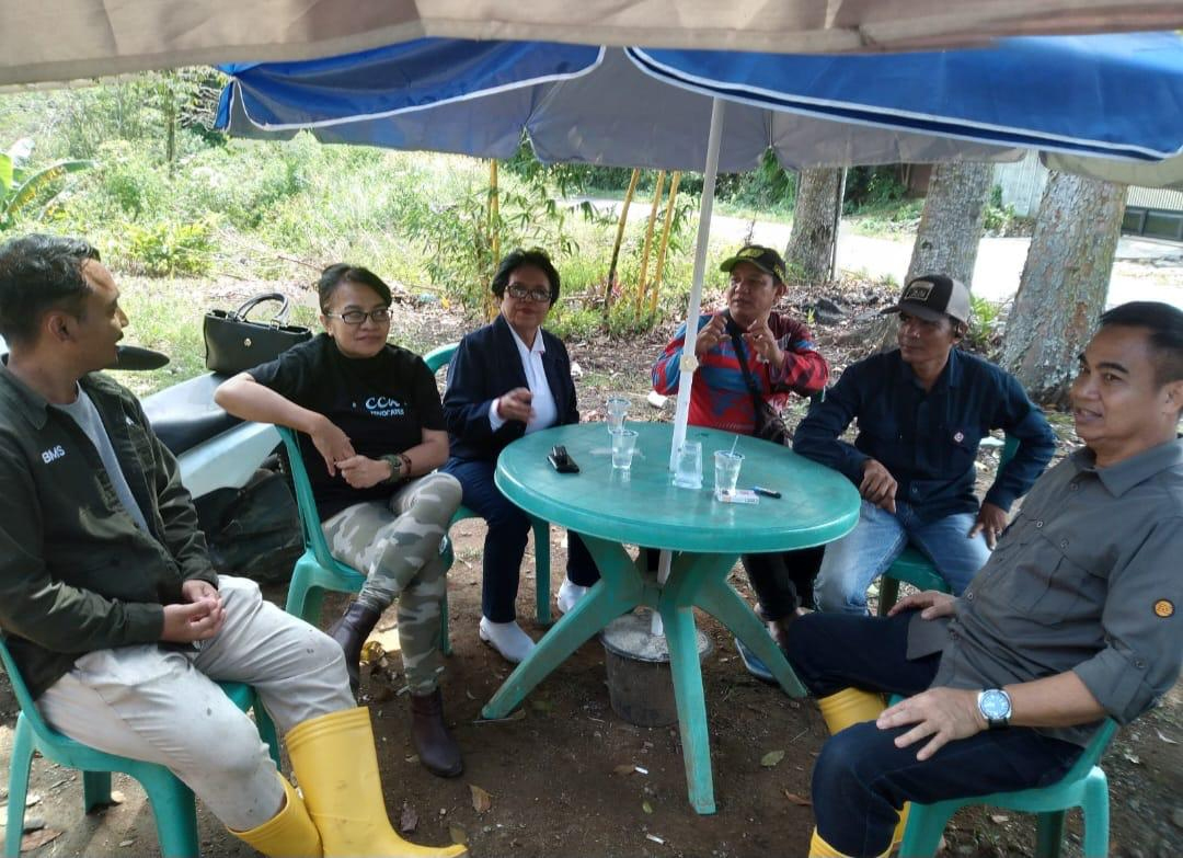 Tim perizinan dan pertanahan UPP SBT 3 berdiskusi dengan masyarakat guna percepatan pembangunan ROW SUTT 160 kV di Bangko, Merangin dan Sungai Penuh, Provinsi Jambi.