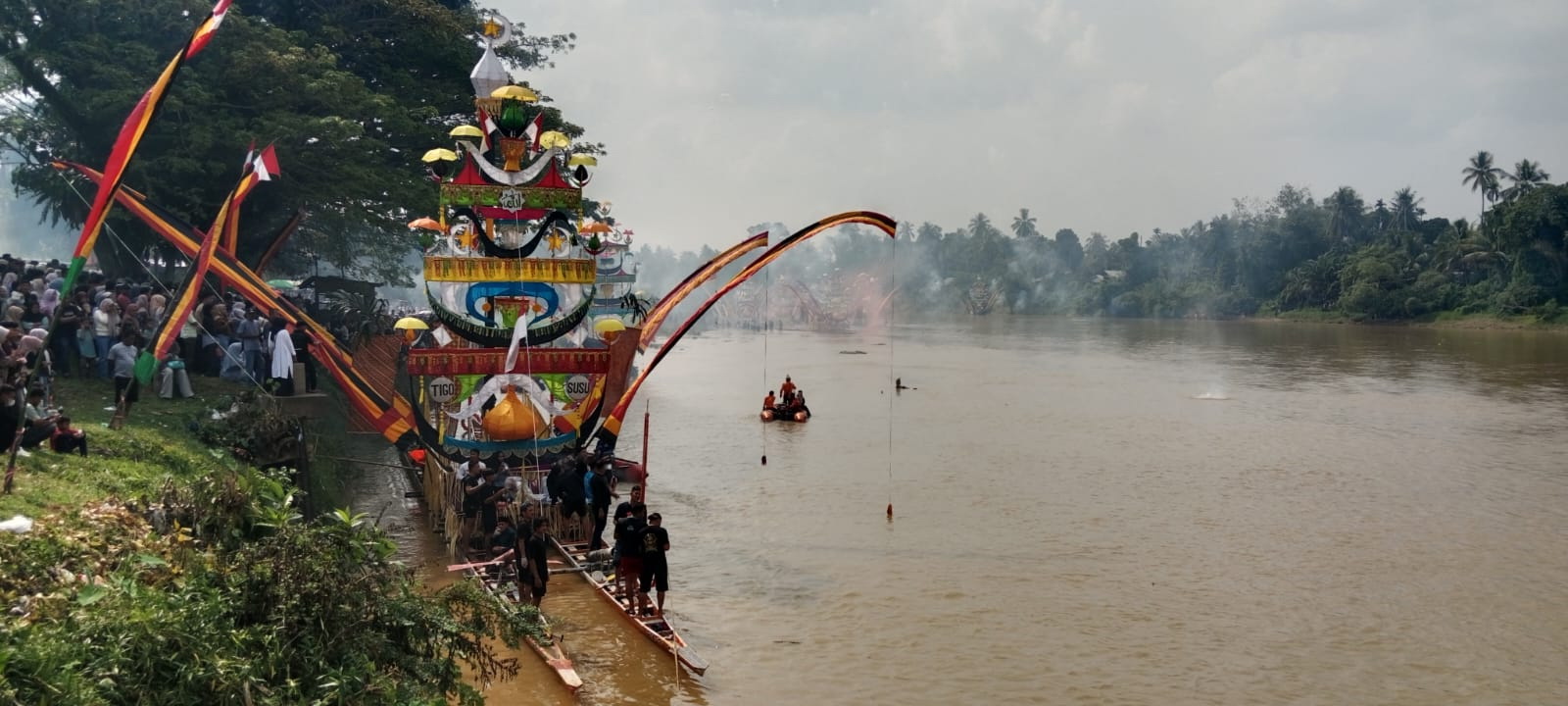 Salah satu Perahu Baganduang masih berada di pinggir Sungai Kuantan dalam Festival Perahu Baganduang 2026 di Tepian Muko Lobuah Desa Banjar Padang, Kecamatan Kuan