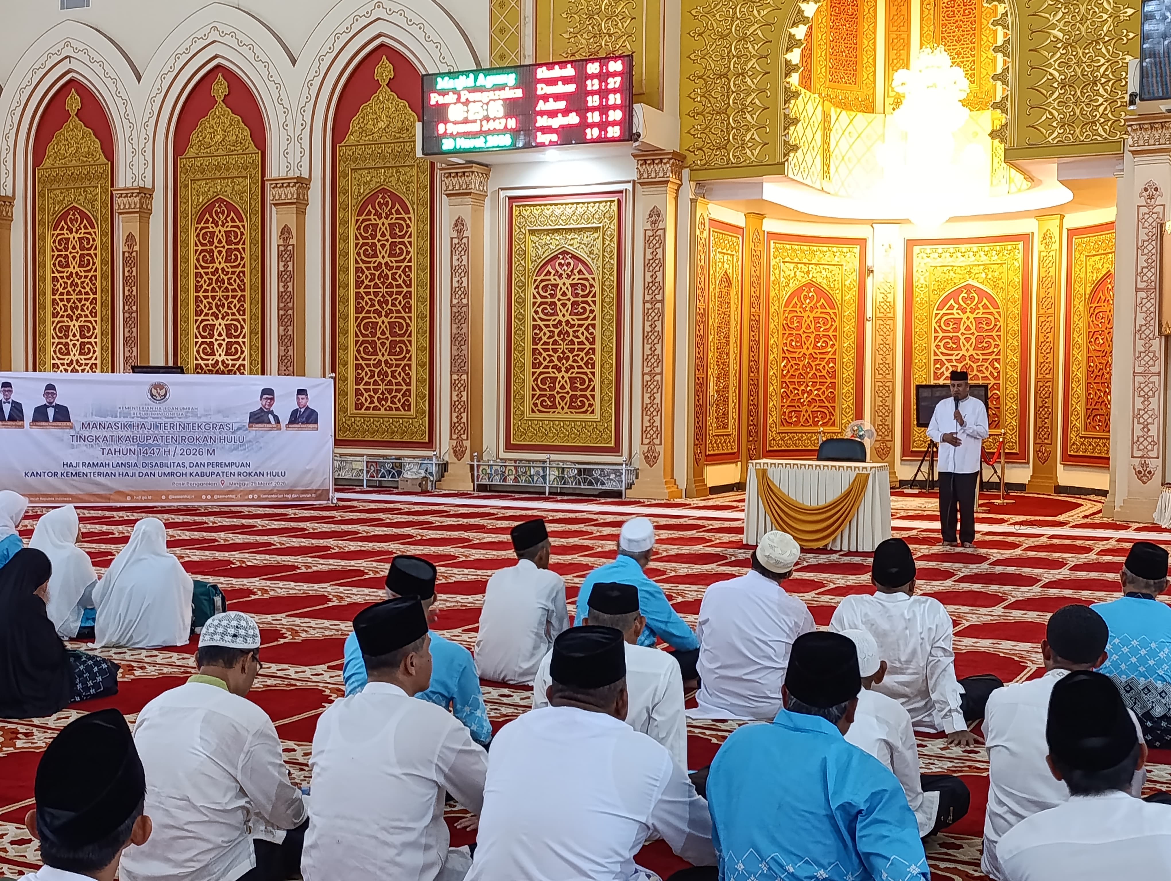 Kakan Kemenhaj dan Umrah Rohul H Marthilevi Saleh MSy memberi arahan 376 JCH Rohul dalam acara Manasik Haji tingkat kabupaten di ruang utama salat MAIC Rohul, Ahad (29/3/2026).