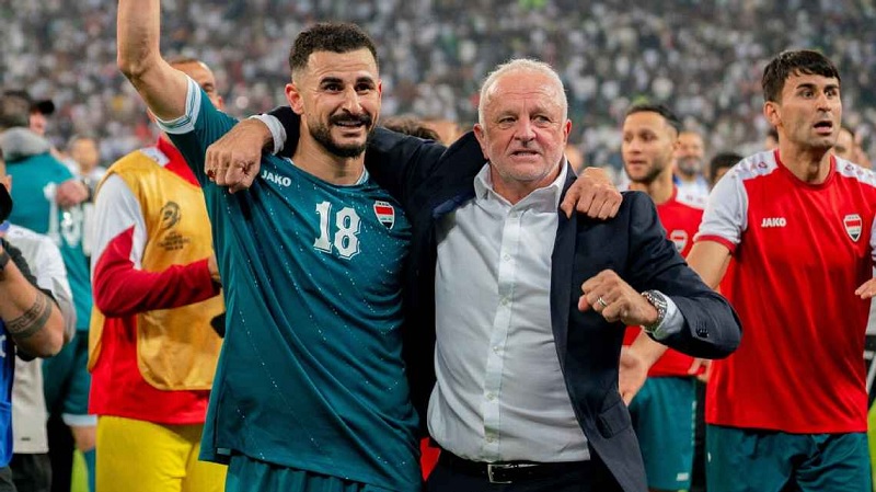 Graham Arnold, kanan, akan berada di bangku cadangan saat Irak bermain melawan Bolivia untuk memperebutkan tempat di Piala Dunia 2026 pada hari Selasa. 