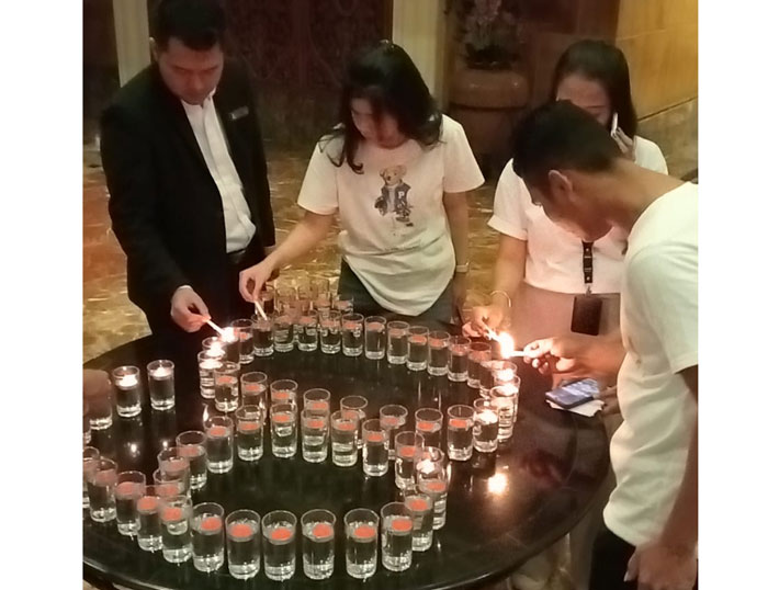 Manajemen Aryaduta Pekanbaru terlihat ikut menyalakan lilin berangkat 60++ saat kegiatan Earth Hour, Sabtu (28/3/2026).