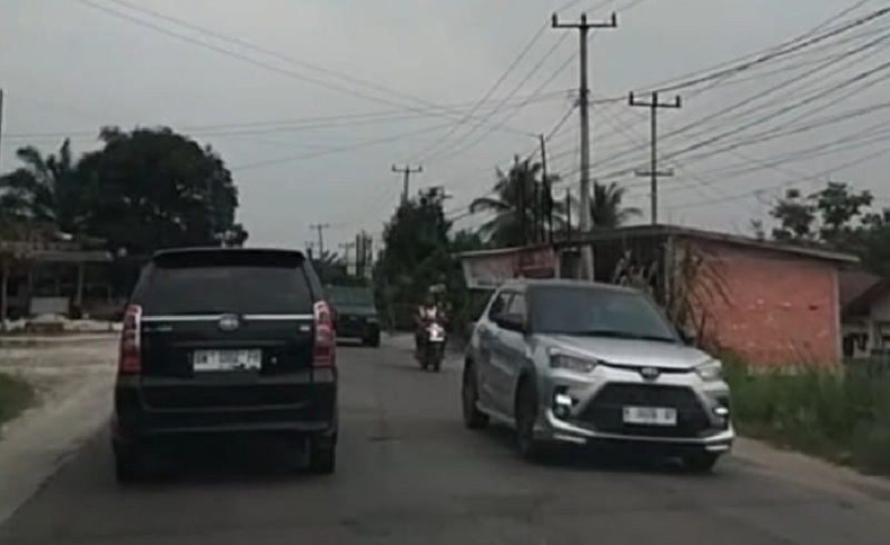 Arus balik dari Sumatera Barat (Sumbar) menuju Provinsi Riau yang melintasi jalur lintas XIII Koto Kampar pada Ahad (29/3/2026) masih terpantau ramai namun tetap lancar.
