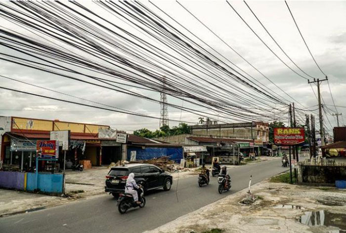 Jaringan kabel fiber optik (FO) di Pekanbaru yang semrawut