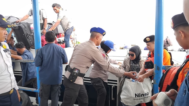 Suasana keberangkatan penumpang di Pelabuhan Pelindo Tembilahan, Ahad (29/3/2026). Tercatat 585 penumpang berangkat menuju Kepri pada puncak arus balik gelombang II. 
