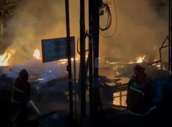 Rumah milik warga terbakar di Jalan Prof M Yamin Desa Kumantan, Kecamatan Bangkinang Kota, Kabupaten Kampar pada Sabtu (28/3/2026) dini hari. 