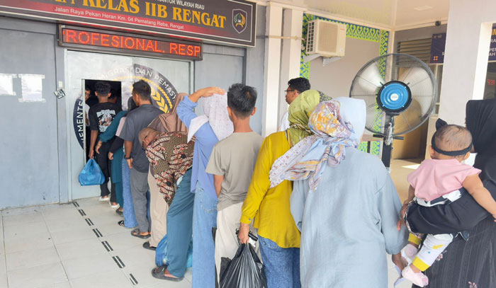 Pengunjung antre untuk melakukan kunjungan ke Rutan Kelas IIB Rengat pada Hari Raya Idulfitri, baru-baru ini.