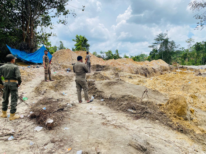 Personel Satpol PP melakukan pengecekan dugaan lokasi penambangan emas tanpa izin (PETI) tak jauh dari Kantor DPRD Kuansing, Ahad (29/3/2026).