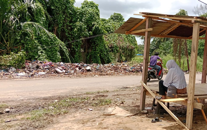 Pos jaga atau pantau darurat DLH Kuansing di lokasi sampah liar Dusun Tobek Panjang, Desa Koto Taluk Kecamatan Kuantan Tengah dijaga petugas, Ahad (29/3/2026).