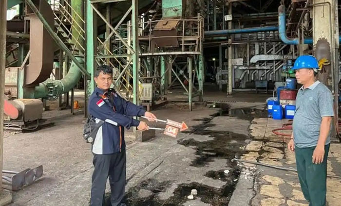 Tim penyidik Tipidter Satreskrim melakukan olah TKP kasus laka kerja yang menyebabkan seorang karyawan meregang nyawa di areal PMKS PT SLS di Kecamatan Kerumutan, Kamis (25/3/2026) lalu. 