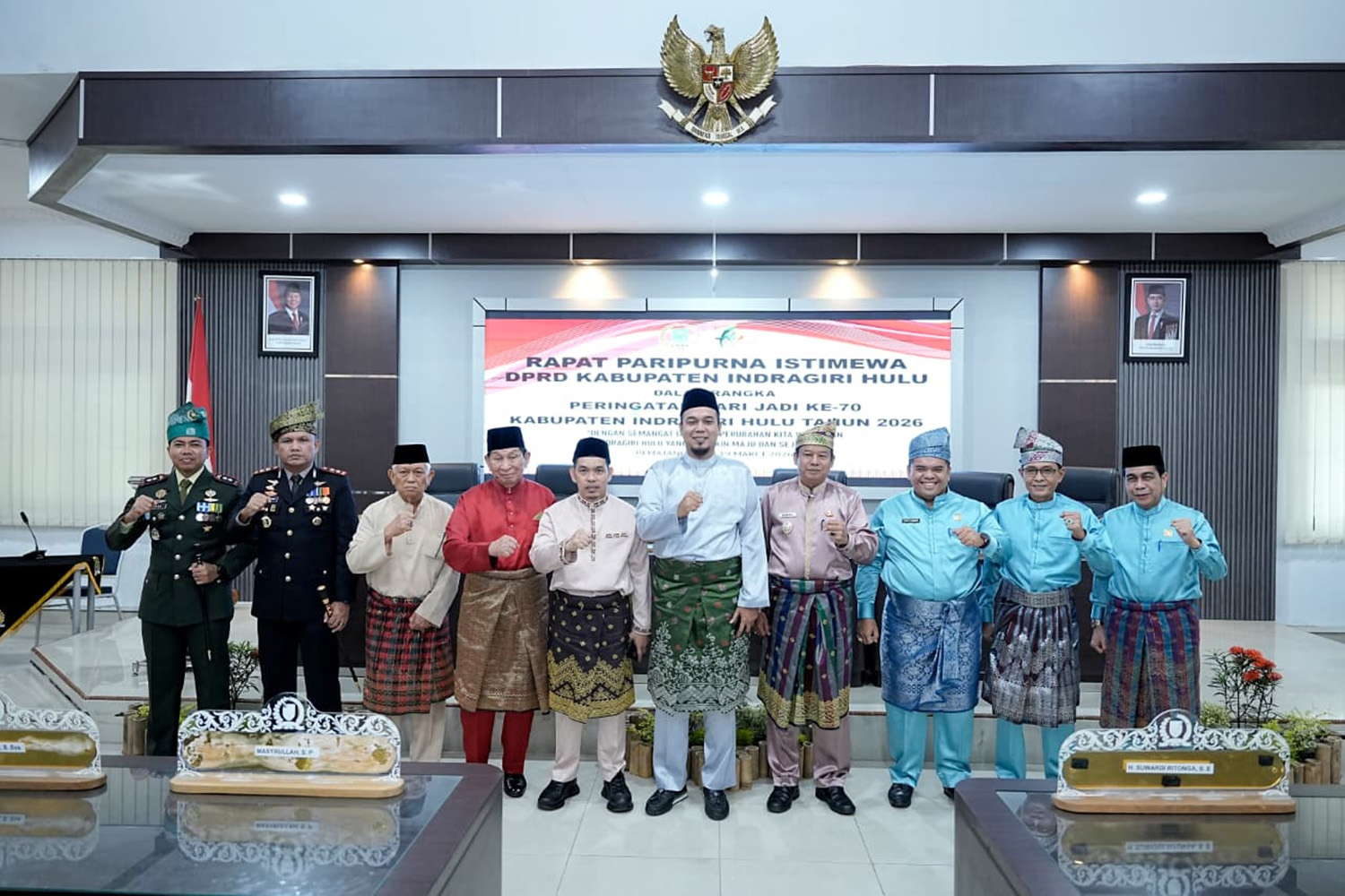 Bupati Indragiri Hulu Ade Agus Hartanto didam&shy;pingi Wakil Bupati Hendrizal foto bersama dengan pimpinan DPRD Inhu, forkopimda dan undangan lainnya usai rapat paripurna, belum lama ini.