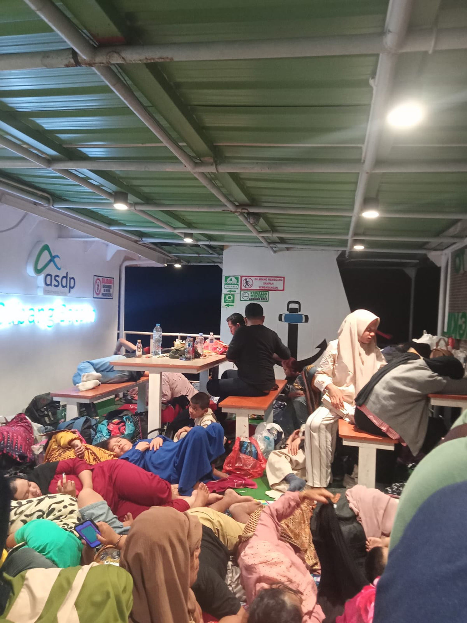 Pemudik tidur berimpitan dalam kapal Ro-Ro Tanjung Buton Siak-Tanjung Balai Karimun, Ahad (29/3/2026). Me&shy;reka menggunakan Ro-Ro setelah tidak mendapatkan tiket kapal cepat.