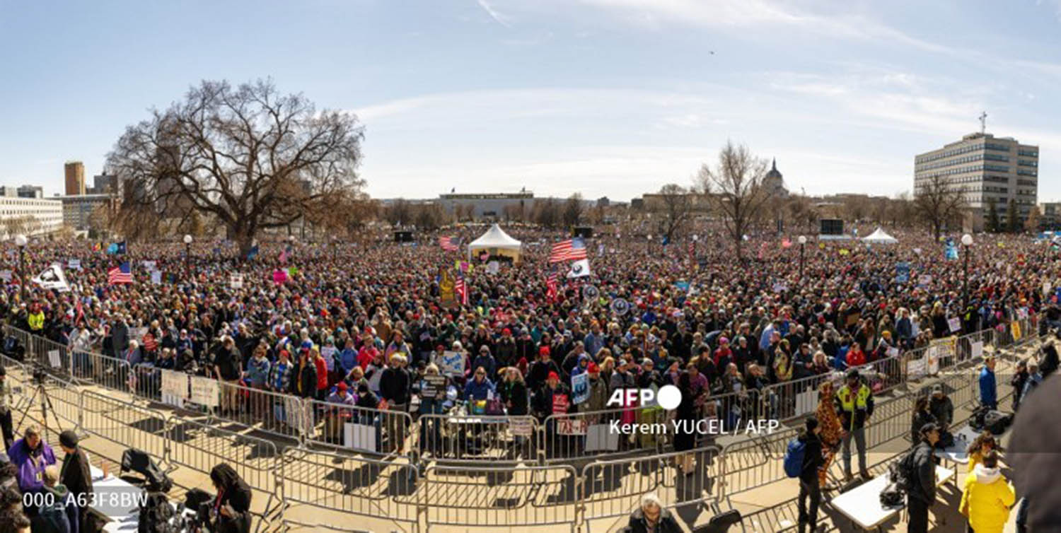 Massa berkumpul dekat Gedung Capitol Negara Bagian Minnesota saat melakukan demonstrasi bertajuk &ldquo;No Kings&rdquo; di Saint Paul, Minnesota, Sabtu (28/3/2026). 