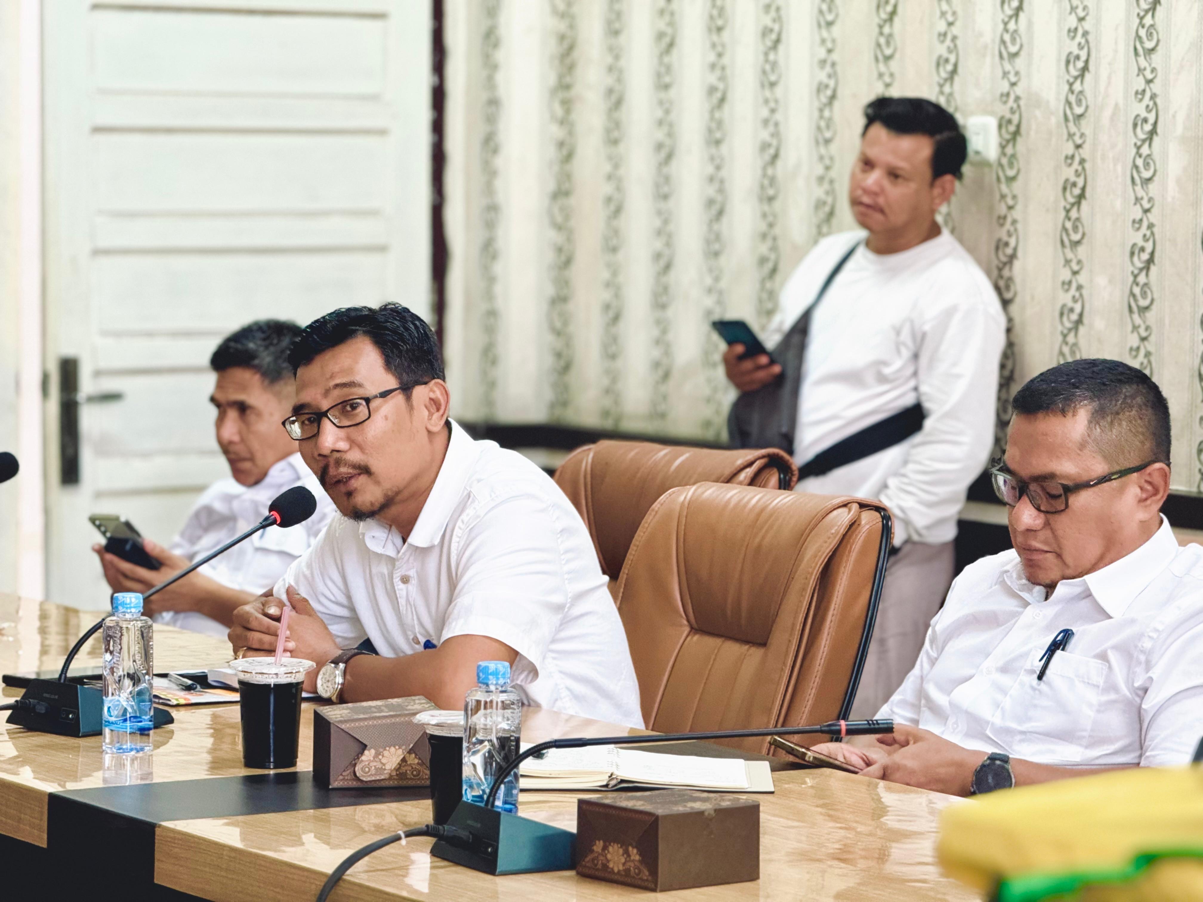 Dirut SPRH (Perseroda) Yusuf Mudji Sutrisno pada saat RDP dengan Komisi B DPRD Rohil, Senin (30/3/2026).