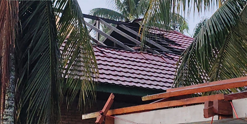 Atap rumah di Desa Aliantan, Kecamatan Kabun, Rohul mengalami kerusakan akibat dihantam angin puting beliung, Senin (30/3/2026) dini hari. 