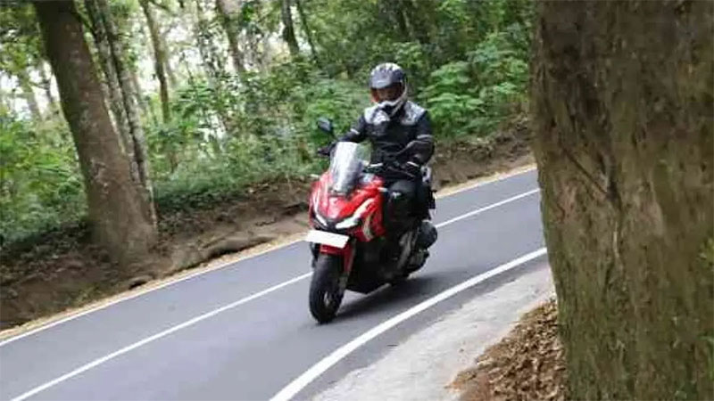 Cara memanfaatkan engine brake saat jalanan menurun.  