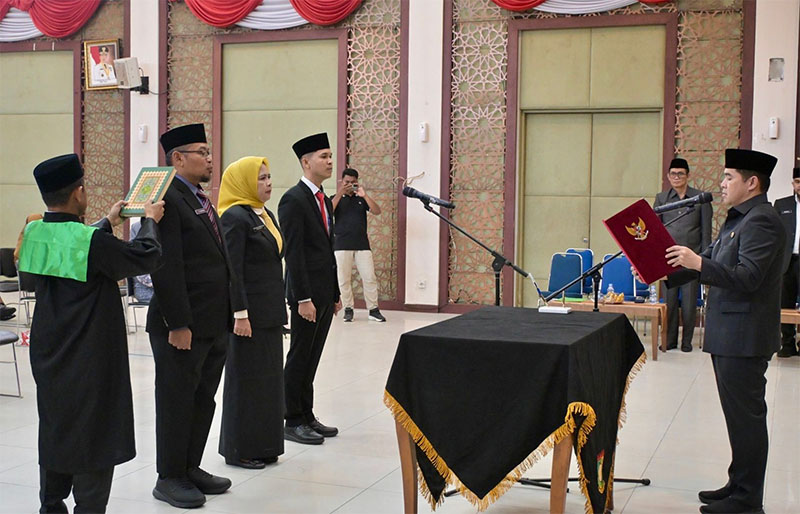 Pj Sekda Kampar Ardi Mardiansyah melantik dan mengambil sumpah jabatan 26 pejabat administrator dan pejabat pengawas di lingkungan Pemkab Kampar, Senin (30/3/2026) pagi.