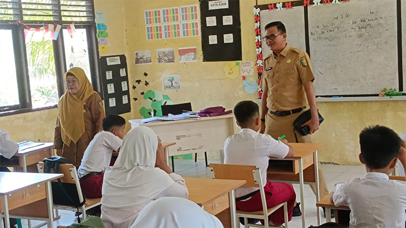Kadisdikpora Kuansing, H Herizon SPd SD MM meninjau masuk sekolah hari pertama di SDN  25 Teluk Kuantan, Senin (30/3/2026).