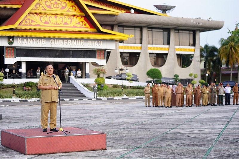 Plt Gubri SF Hariyanto saat memimpin apel perdana usia libur Idulfitri di halaman kantor gubernur Riau, Senin (30/3/2026).