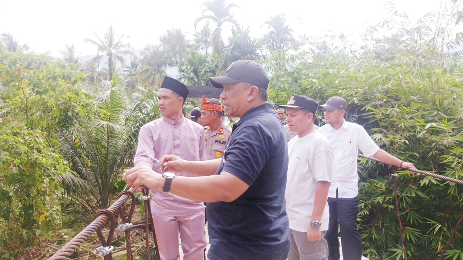 Bupati Rohul Anton ST MM turun ke lapangan meninjau abrasi jembatan pascabanjir dari luapan air Sungai Mentawai, Desa Cipang Kiri Hulu, Kecamatan Rokan IV Koto, Jumat (27/3/2026). 