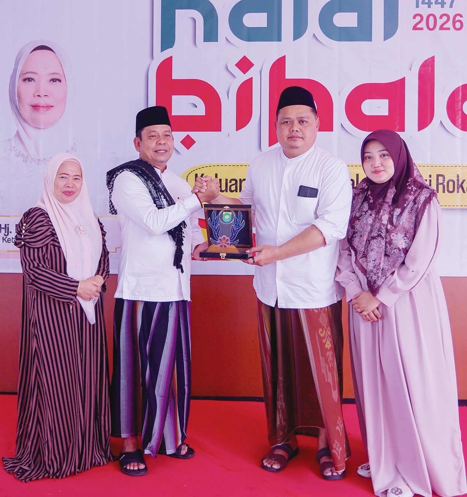 Wabup Muara Bungo Tri Wahyu Hidayat menyerahkan cendera mata&nbsp;kepada Wabup Rohul H Syafaruddin Poti saat melakukan kunjungan silaturahmi dalam momen Idulfitri&nbsp;di rumah dinas Wabup Rohul.