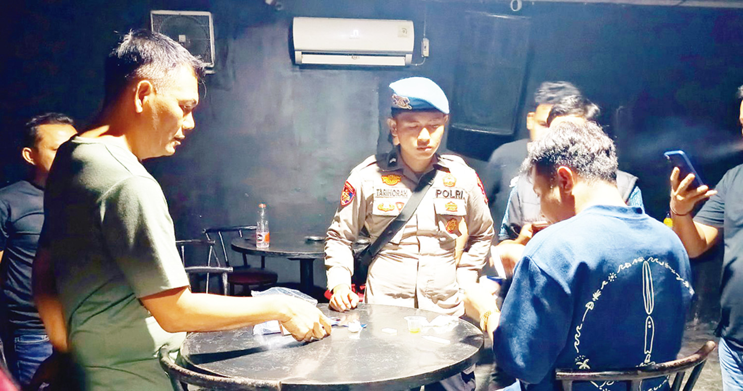 Petugas gabungan Polres Bengkalis melakukan tes urine kepada pengunjung salah satu THM di Kota Duri, Ahad (29/3/2026) dini hari.