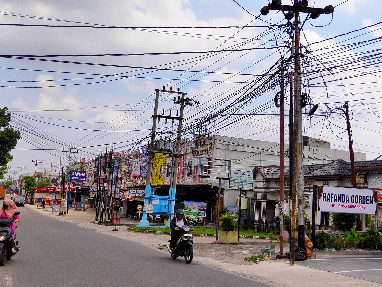 Kondisi kabel telekomunikasi fiber optik yang semrawut di Jalan Delima, Kecamatan Binawidya, Pekanbaru, baru-baru ini. 