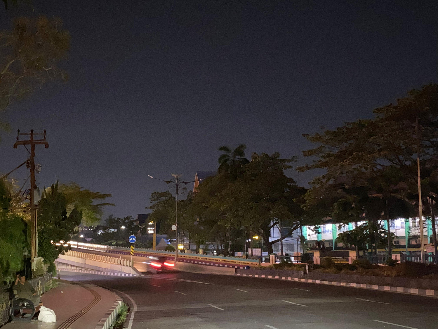 Lampu penerangan jalan umum (LPJU) di Jalan Jenderal Sudirman tidak menyala, sehingga membuat suasana di sekitar jalan gelap saat malam hari, Sabtu (28/3/2026). 