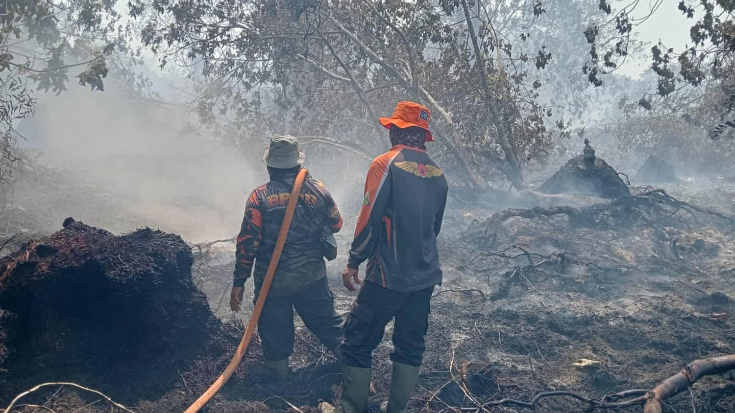 TRC BPBD Indragiri Hilir sedang melakukan pendinginan pada lahan yang terbakar di kecamatan gaung, baru-baru ini.