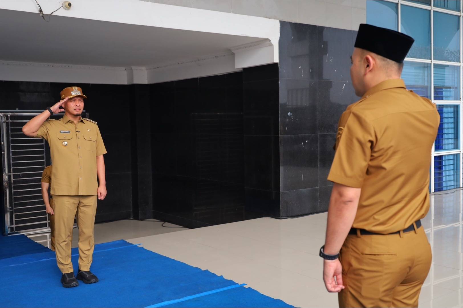 Wako Pekanbaru Agung Nugroho menjadi inspektur upacara pada apel gabungan di Pemko Pekanbaru, Senin (30/3/2026).
