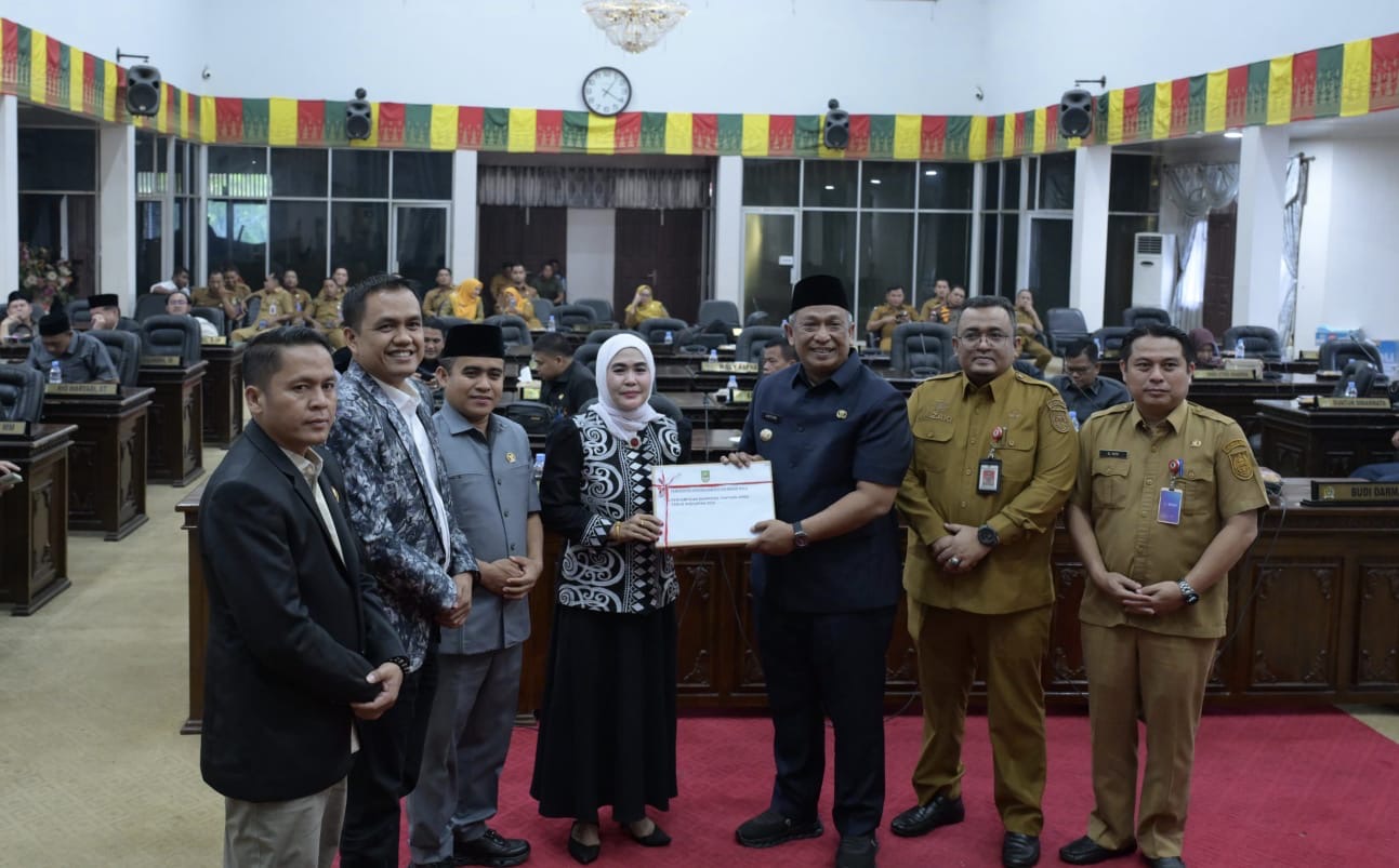 Bupati Rohul Anton ST MM menyampaikan dokumen LKPj Tahun 2025 kepada Ketua DPRD Rohul Hj Sumiartini dalam rapat paripurna di Gedung DPRD Rohul, Senin (30/3/2026).