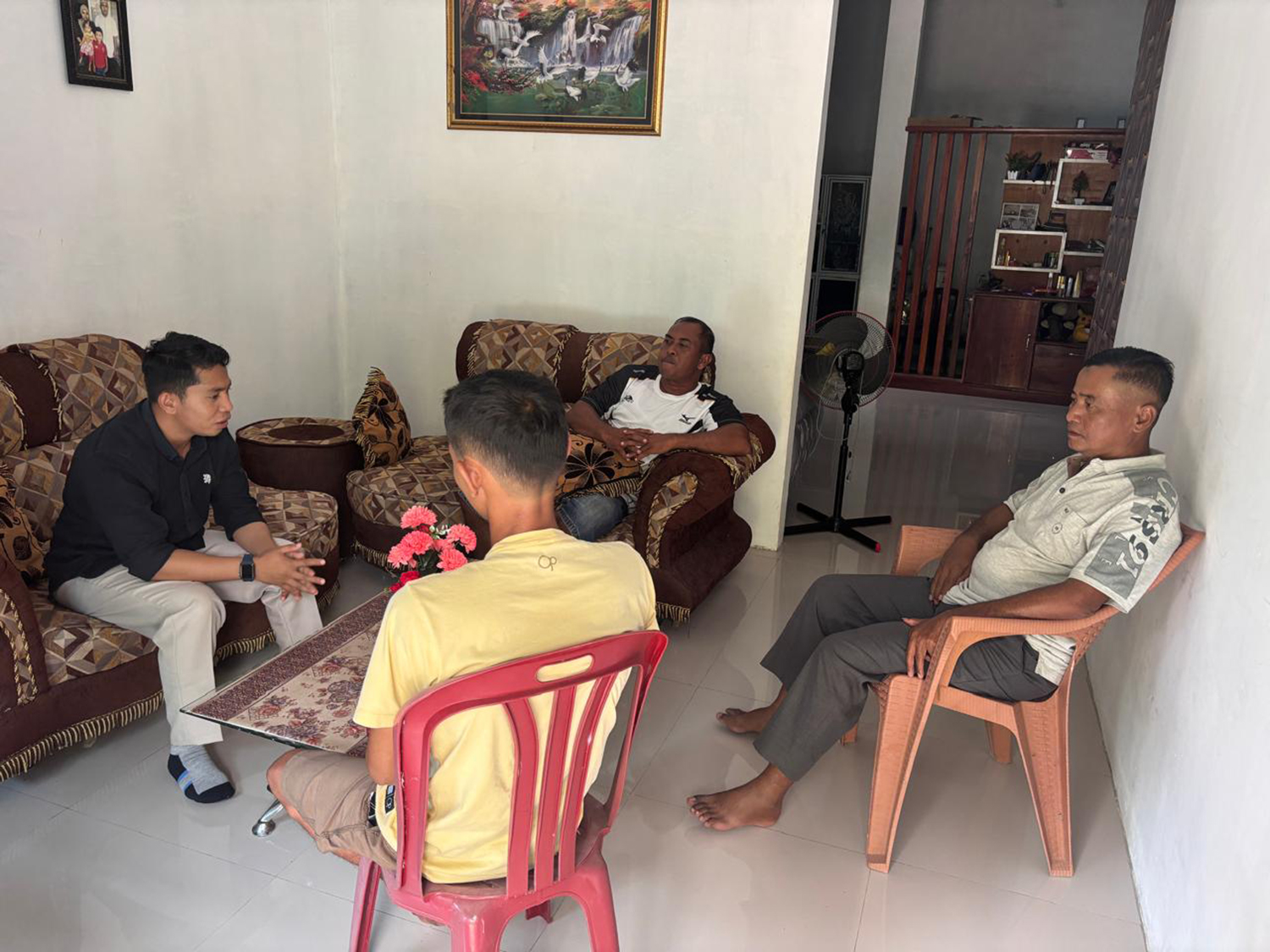 Tim Perizinan dan Pertanahan PT PLN (Persero) UPP SBT 2 Khairuman saat melakukan kegiatan pemberkasan pembayaran pembangunan Dinding Penahan Tanah (DPT) SUTT 275 kV Padang Sidempuan-Payakumbuh. 